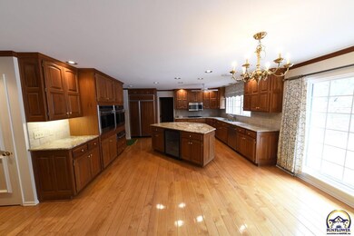 1524 SW Lakeside Dr, Topeka, KS 66604 - photo 5