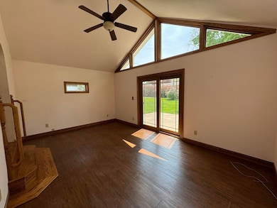 539 S 4th St, La Crescent, MN 55947 - photo 2