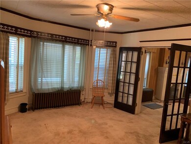 Dining room with Ceiling Fan.