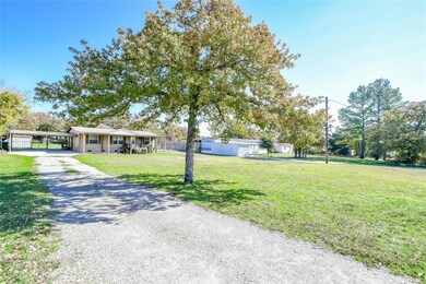 413 Daisy Dr, Granbury, TX 76049 - photo 4