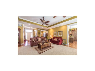 Large Great Room w/2 Ceiling fans, crown molding a