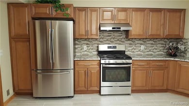 1645 Treeside Dr, Rochester Hills, MI 48307 - photo 2