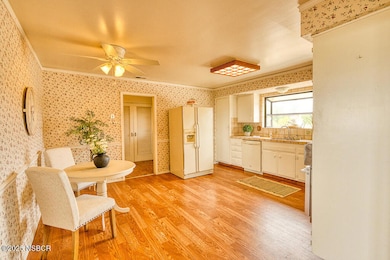 Kitchen & breakfast table