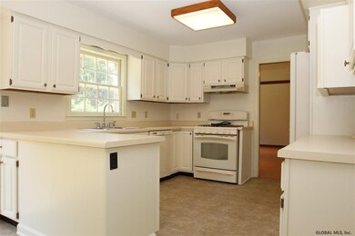 15 Greyledge Dr, Albany, NY 12211 - photo 4