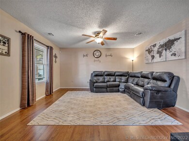 706 E 6th St, Claremore, OK 74017 - photo 4