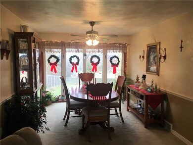 Who wouldn't enjoy meals in this wonderful dining 