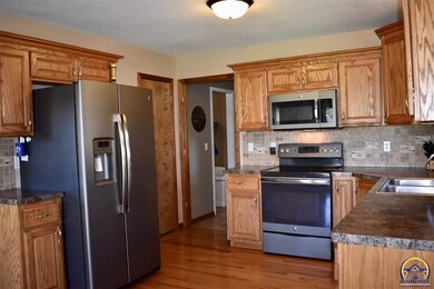 3316 SW 46th St, Topeka, KS 66610 - photo 3