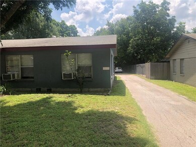 View of front facade featuring driveway