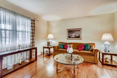 7012 Wethersfield Place-small-007-007-Li