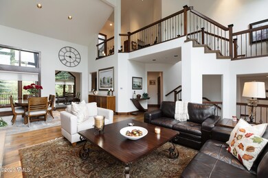 560_arrowhead_dr_e_interior_living_c