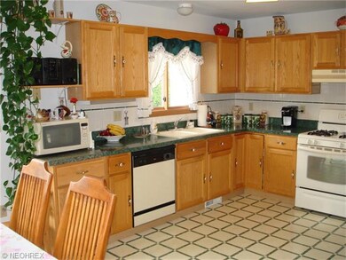 Spacious eat-in kitchen offers lots of cabinets an