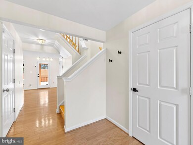 13599 Bathgate Dr, Herndon, VA 20171 - photo 4