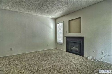 Living room w/fireplace