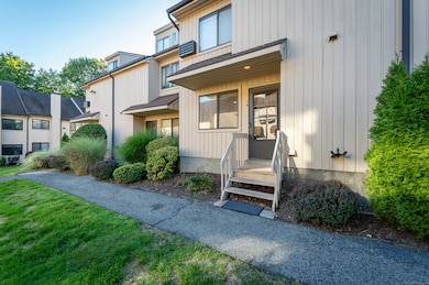 19 Woodway Rd unit 14, Stamford, CT 06907 - photo 2