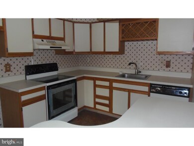 41 Pamela Ct unit 305, Levittown, PA 19057 - photo 4