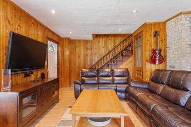 06_502NElm_165_LivingRoom_LowRes