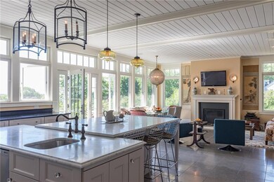 Kitchen Eat-in Area