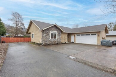 931 NE 10th St, Grants Pass, OR 97526 - photo 2