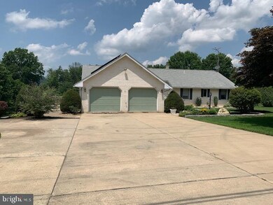 839 Pine Heights Rd, Reading, PA 19605 - photo 3