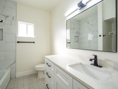Bathroom with vanity and bathtub / shower combina