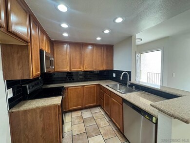 432 Edgehill Ln unit 8, Oceanside, CA 92054 - photo 2