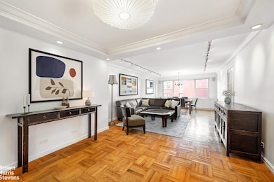 150 E 61st St unit 5F, New York, NY 10065 - photo 2