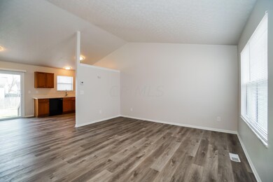 021-photo-living-room-13477347