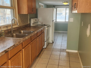 5748 Graves St, Waterford, MI 48327 - photo 4