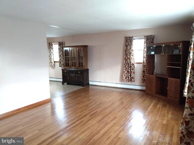 637 Hamilton Ave, Chambersburg, PA 17202 - photo 5