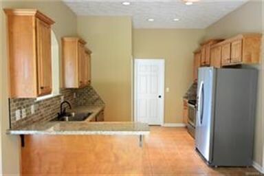 KITCHEN FEATURES BREAKFAST BAR, NEW BACK SPLASH, N