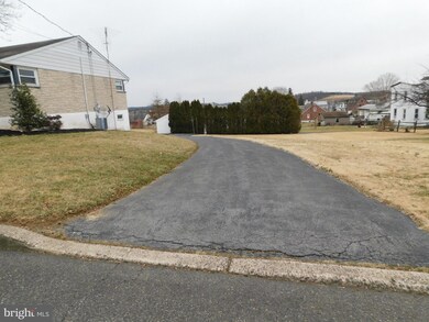 624 Cherry St, Bally, PA 19503 - photo 3