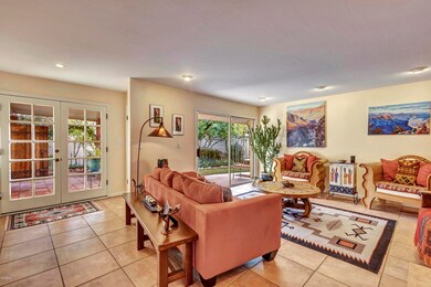 Living room & Entry 9853.R