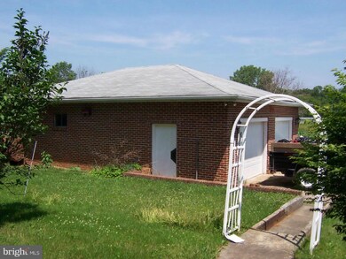 17528 Woodlawn Dr, Hagerstown, MD 21740 - photo 5