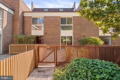 11446 Links Dr, Reston, VA 20190 - photo 2