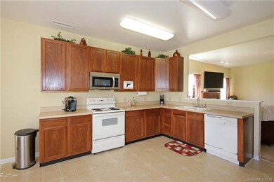 126 Kingsgate Ct, Statesville, NC 28625 - photo 4