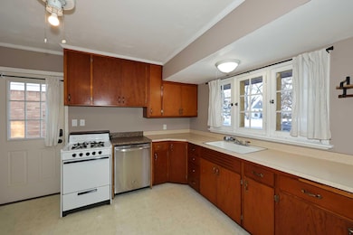 10907 Glenway Ct, Milwaukee, WI 53222 - photo 7