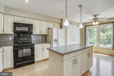 9 Luxberry Ct, Rockville, MD 20852 - photo 4