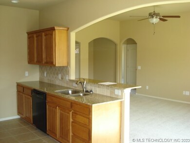 4703 S Narcissus Place, Broken Arrow, OK 74011 - photo 4