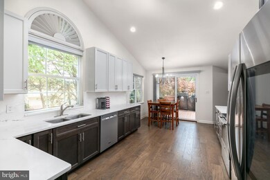 1453 Kingsvale Cir, Herndon, VA 20170 - photo 2