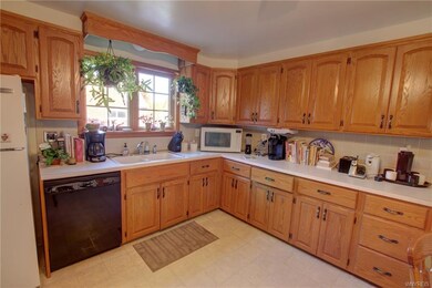 PLENTY OF CABINETS AND COUNTERSPACE IN THE EIK