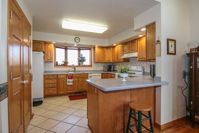 205 4th St, Brooklyn, WI 53521 - photo 4