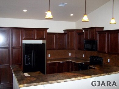 Beautiful open kitchen, all appliances incuded.
