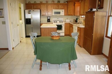 3212 Fieldcrest Dr, Davenport, IA 52806 - photo 6