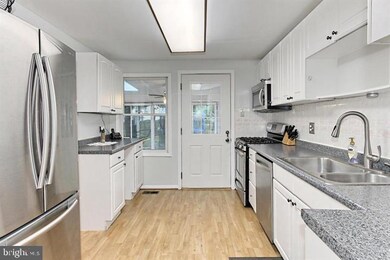 12635 Etruscan Dr, Herndon, VA 20171 - photo 2