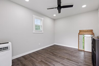 9 Climate-Controlled Room in Pool House