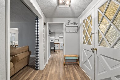 350SurreyDr-005