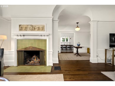 Living Room/Entrance