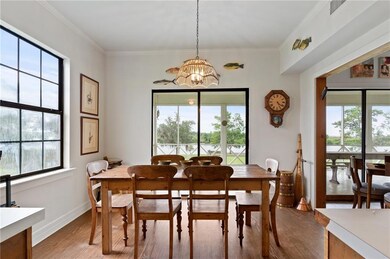 Dine-in kitchen