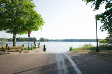 0.5 Miles to PUblic BOat Launch