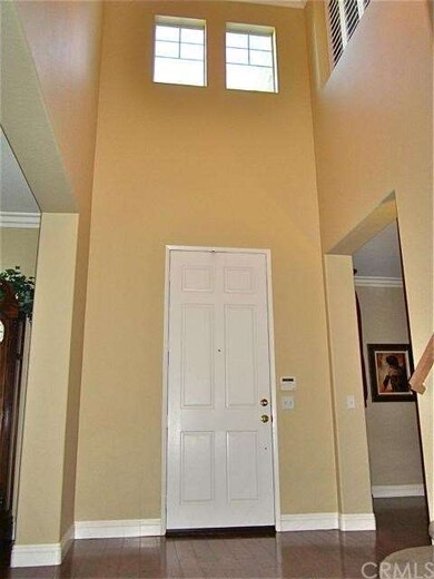 Dramatic high ceiling over the entryway